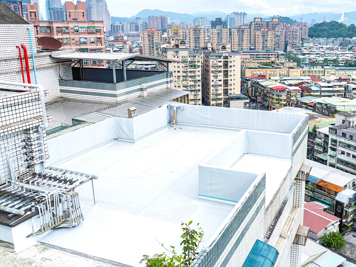 隔熱防水雙升級，耐候長效一次到位｜台灣防水實績(新北中和社區) 屋頂翻新-BMI東億國際建材-2