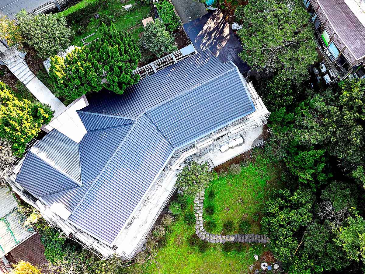 綠意相映，恆久典雅｜台灣屋瓦實績-LUSA黑檀 (台北陽明山)