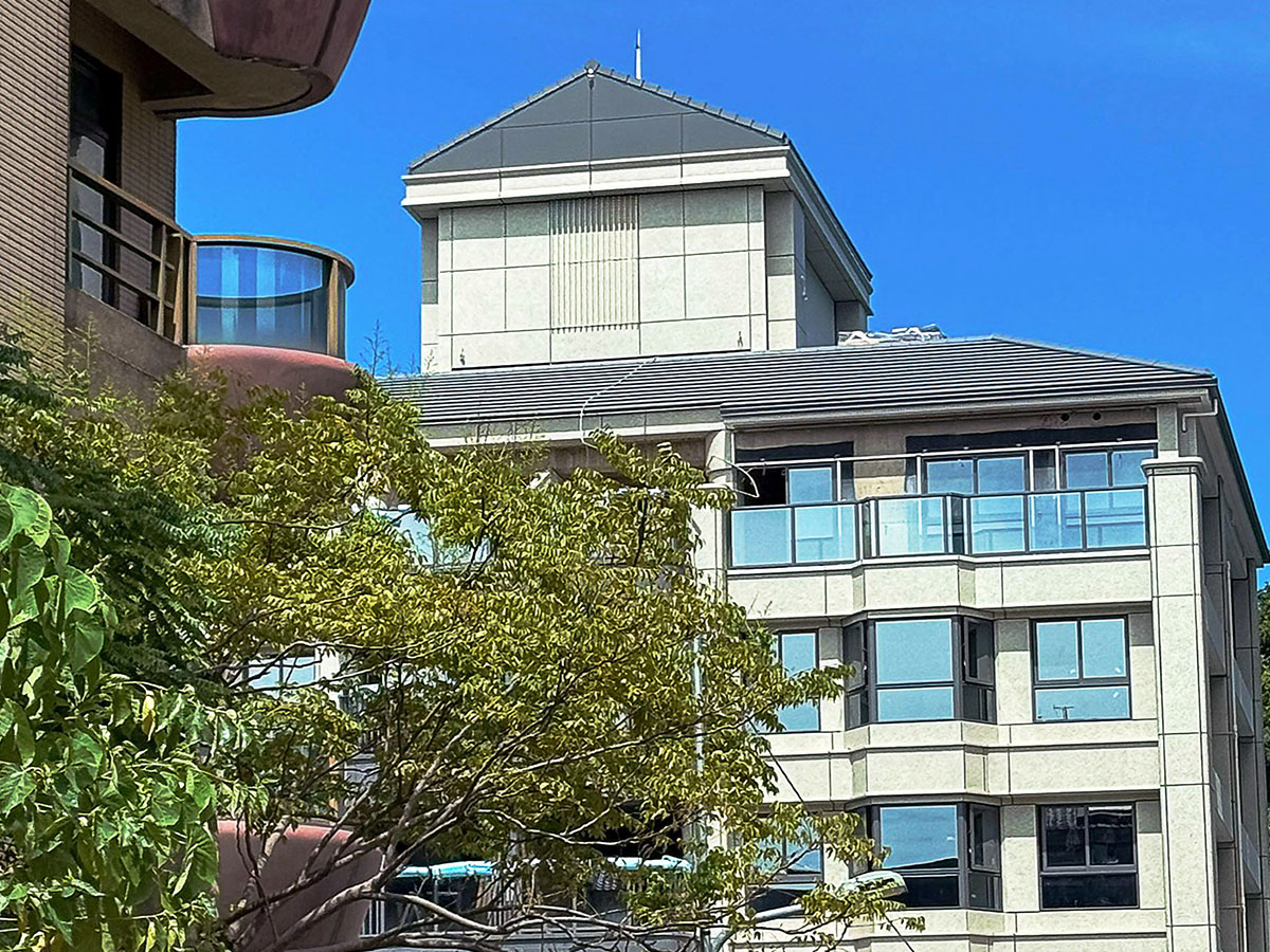 山城瓦韻，時尚城市新天際｜台灣屋瓦實績-PLANA鉛灰 (台北住宅大樓)