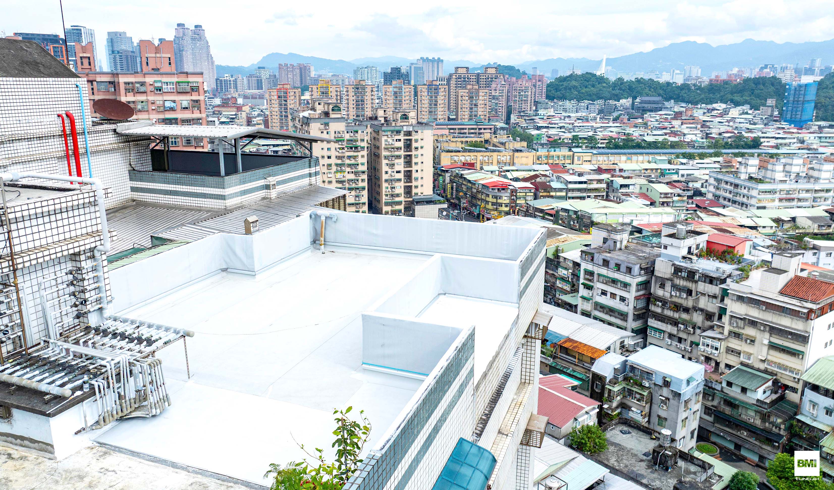 隔熱防水雙升級，耐候長效一次到位｜台灣防水實績(新北中和社區) 屋頂翻新-BMI東億國際建材-1