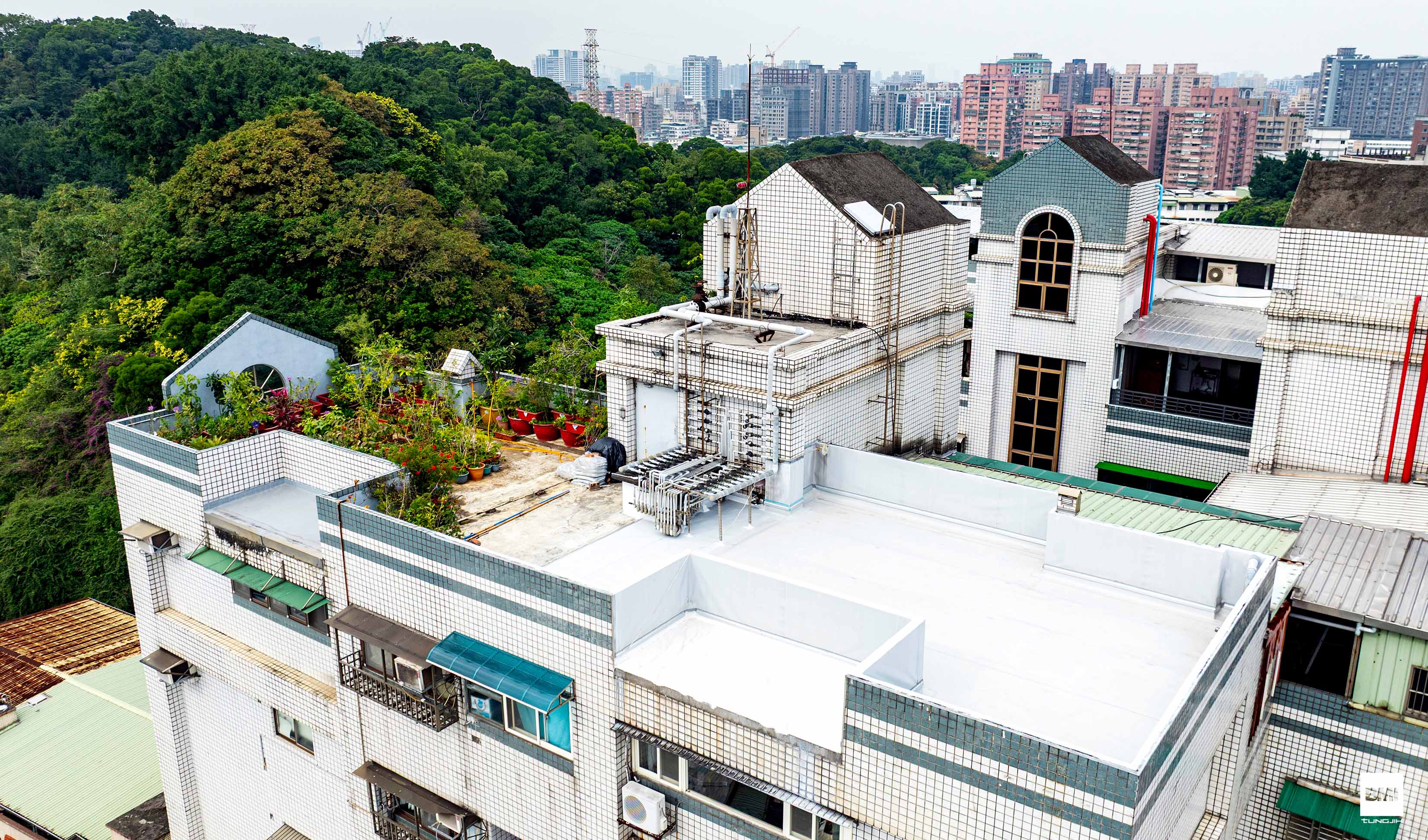 隔熱防水雙升級，耐候長效一次到位｜台灣防水實績(新北中和社區) 屋頂翻新-BMI東億國際建材-2